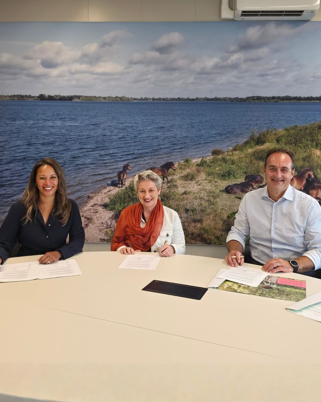 Vertegenwoordigers van Mooiland en Inprevo bij de start van hun samenwerking op het gebied van brandveiligheid