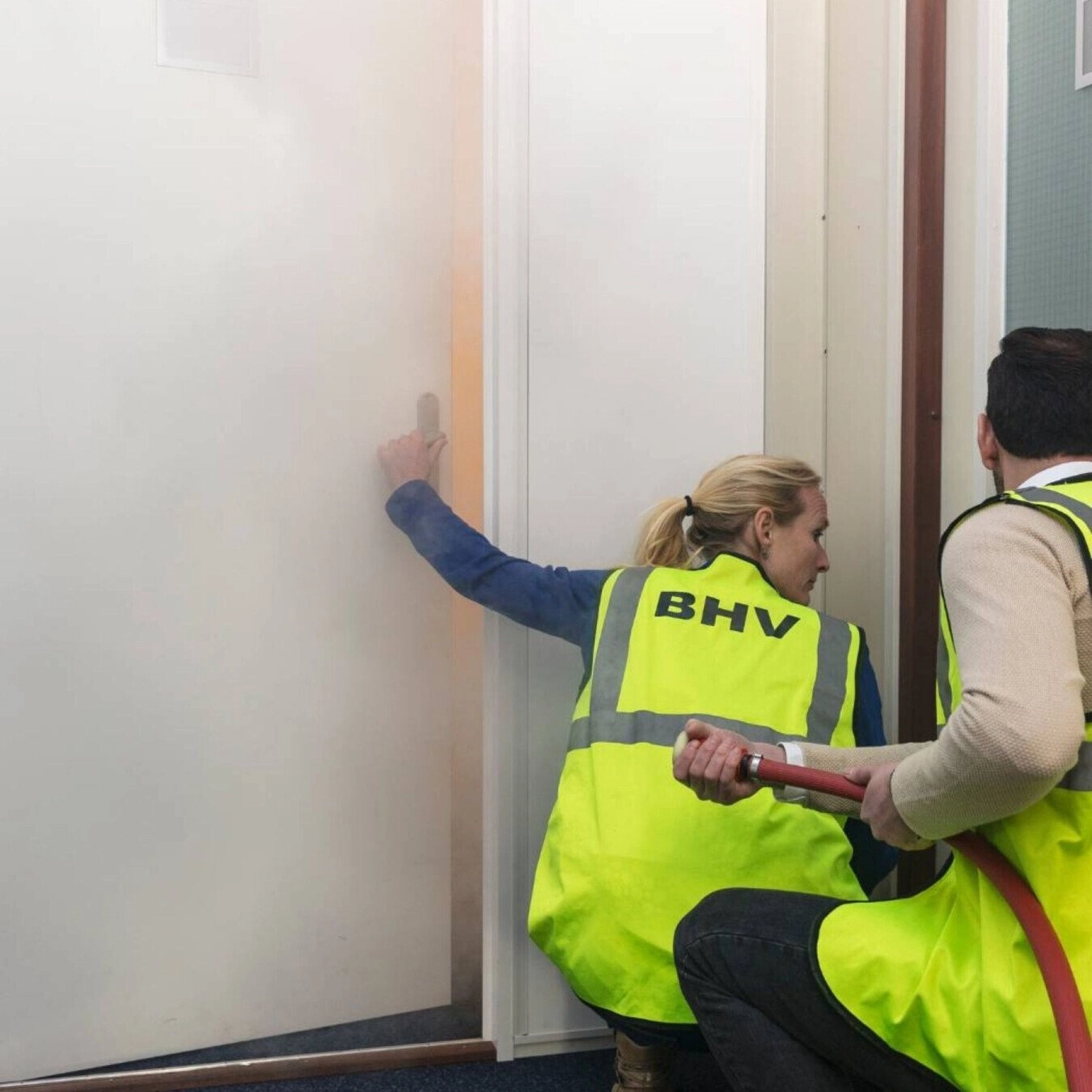 Ontruimingsoefening binnen een onderwijsomgeving.