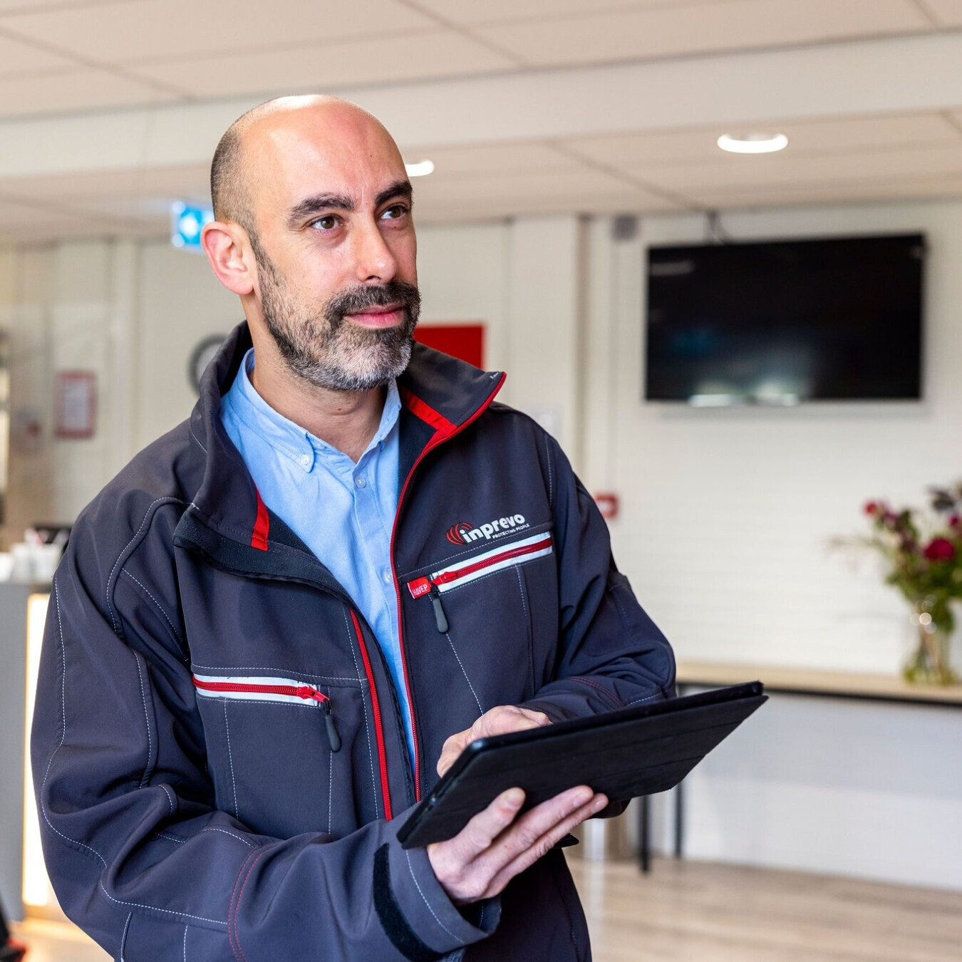 Inprevo-specialist met tablet tijdens werkzaamheden op locatie