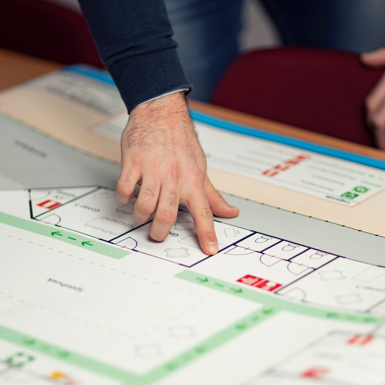 Vluchtroute wordt aangewezen op een ontruimingsplattegrond