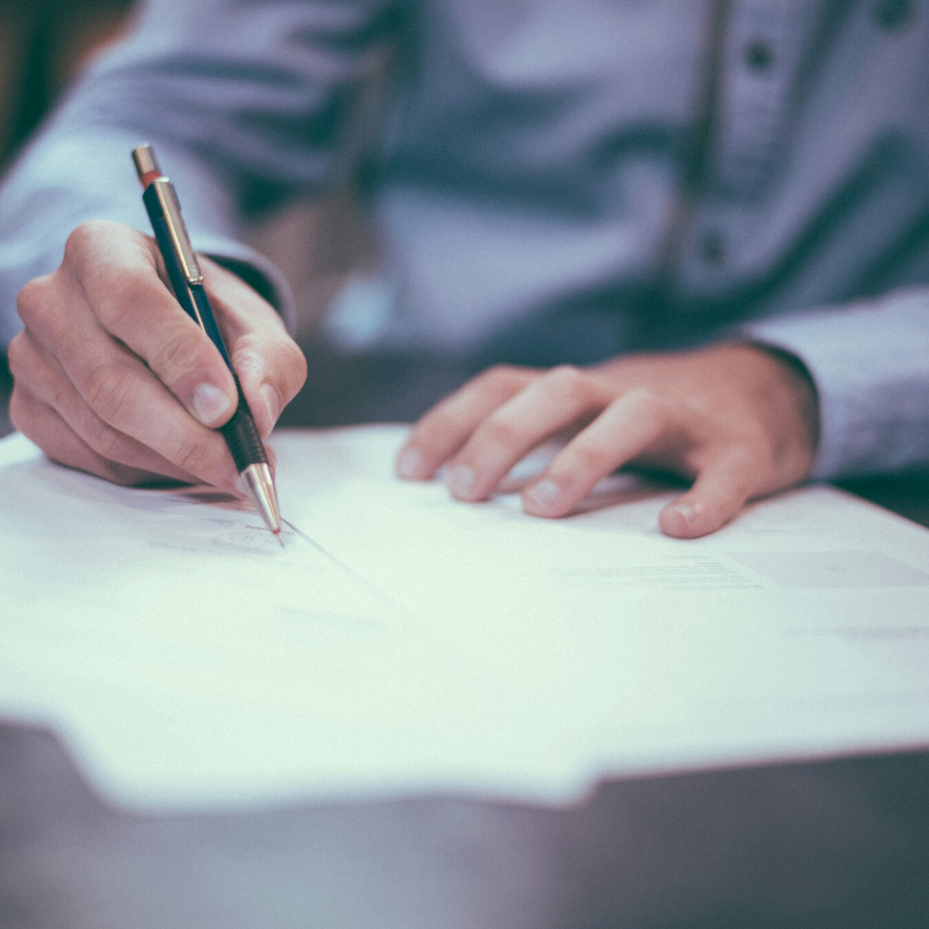 Medewerker werkt aan de uitwerking van een ontruimingsplan