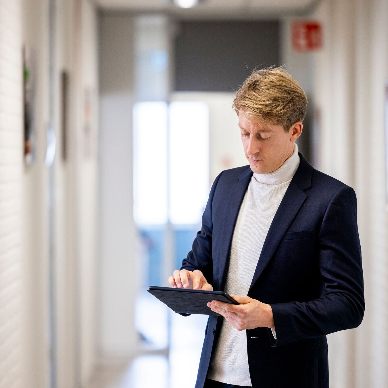 Inprevo-consultant bekijkt gebouwinformatie op een tablet