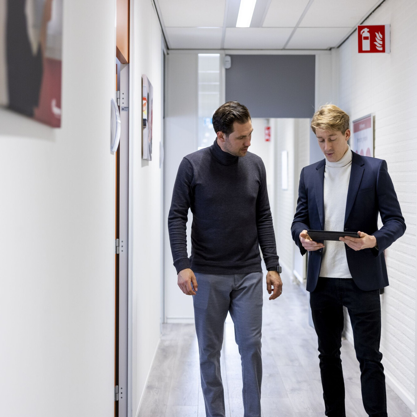 Consultant bespreekt gebouwinformatie met een opdrachtgever tijdens een controle