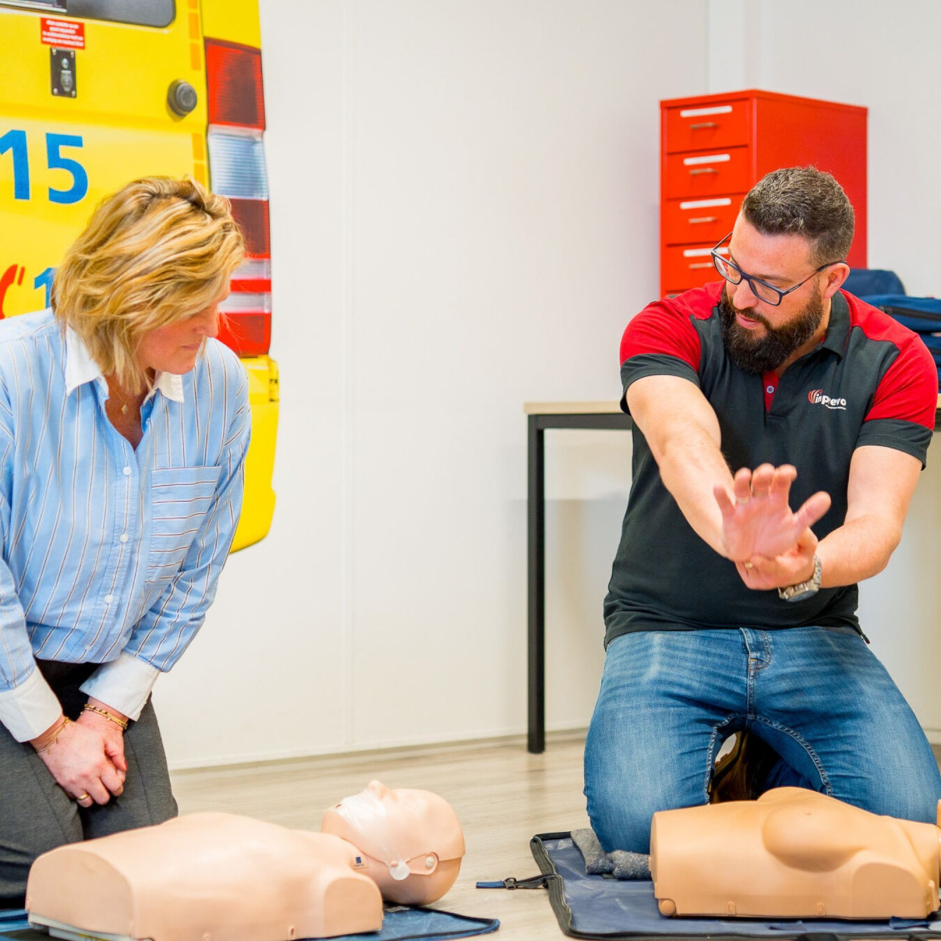 Praktische BHV-oefening met instructeur en deelnemers