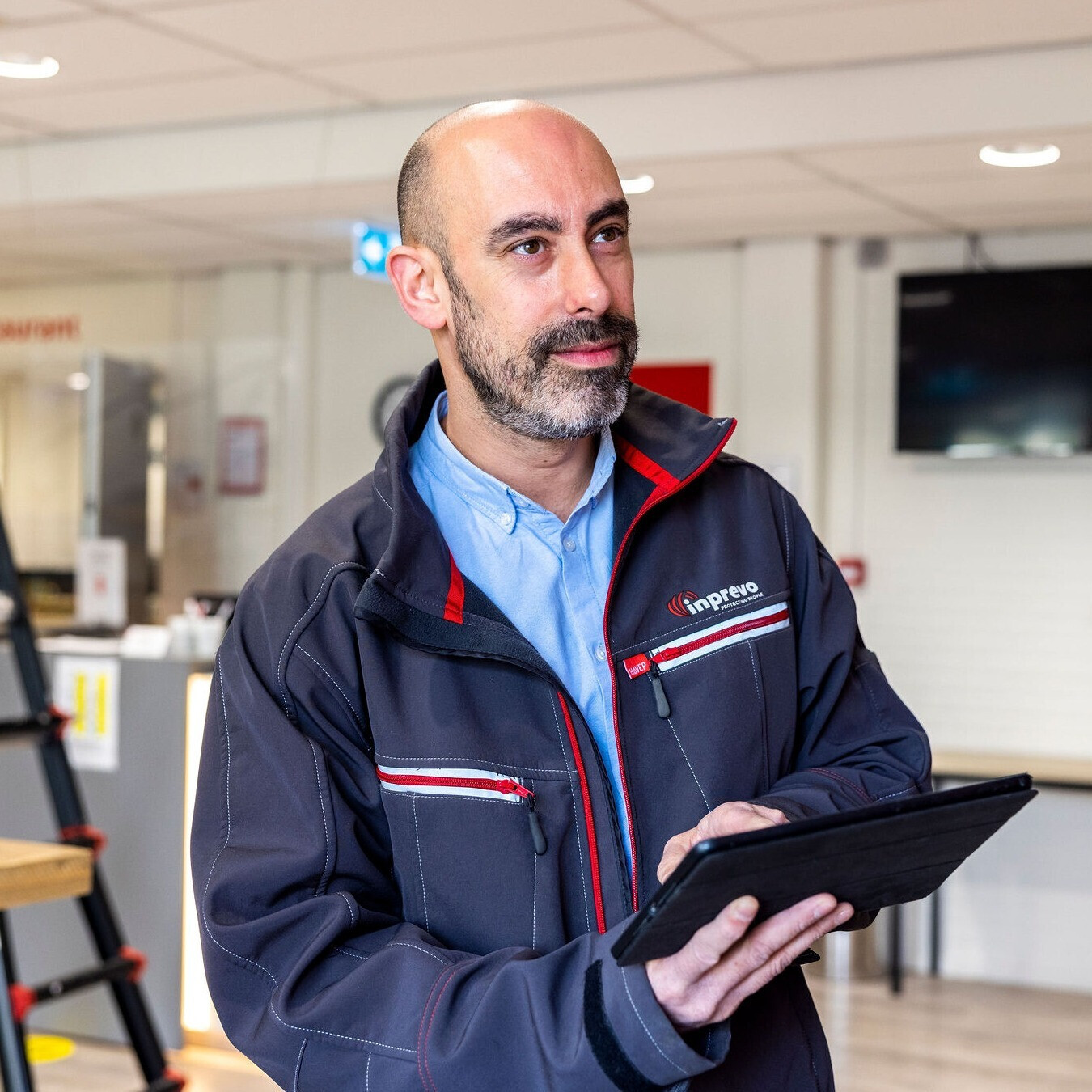 Inprevo-specialist bekijkt gebouwinformatie op een tablet