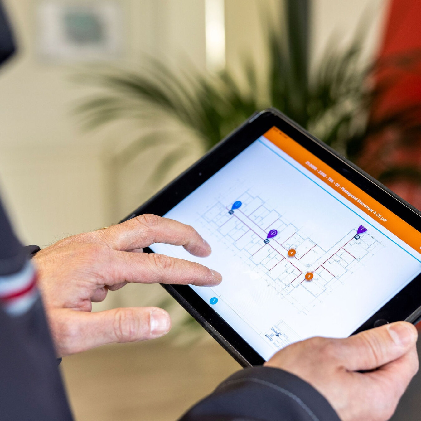 Digitale gebouwplattegrond met vluchtroutes en veiligheidsvoorzieningen op een tablet