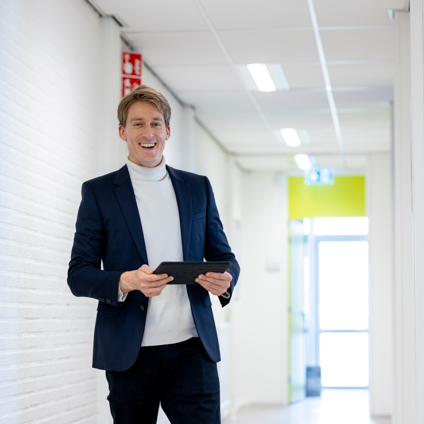Inprevo-adviseur met tablet in een gebouw
