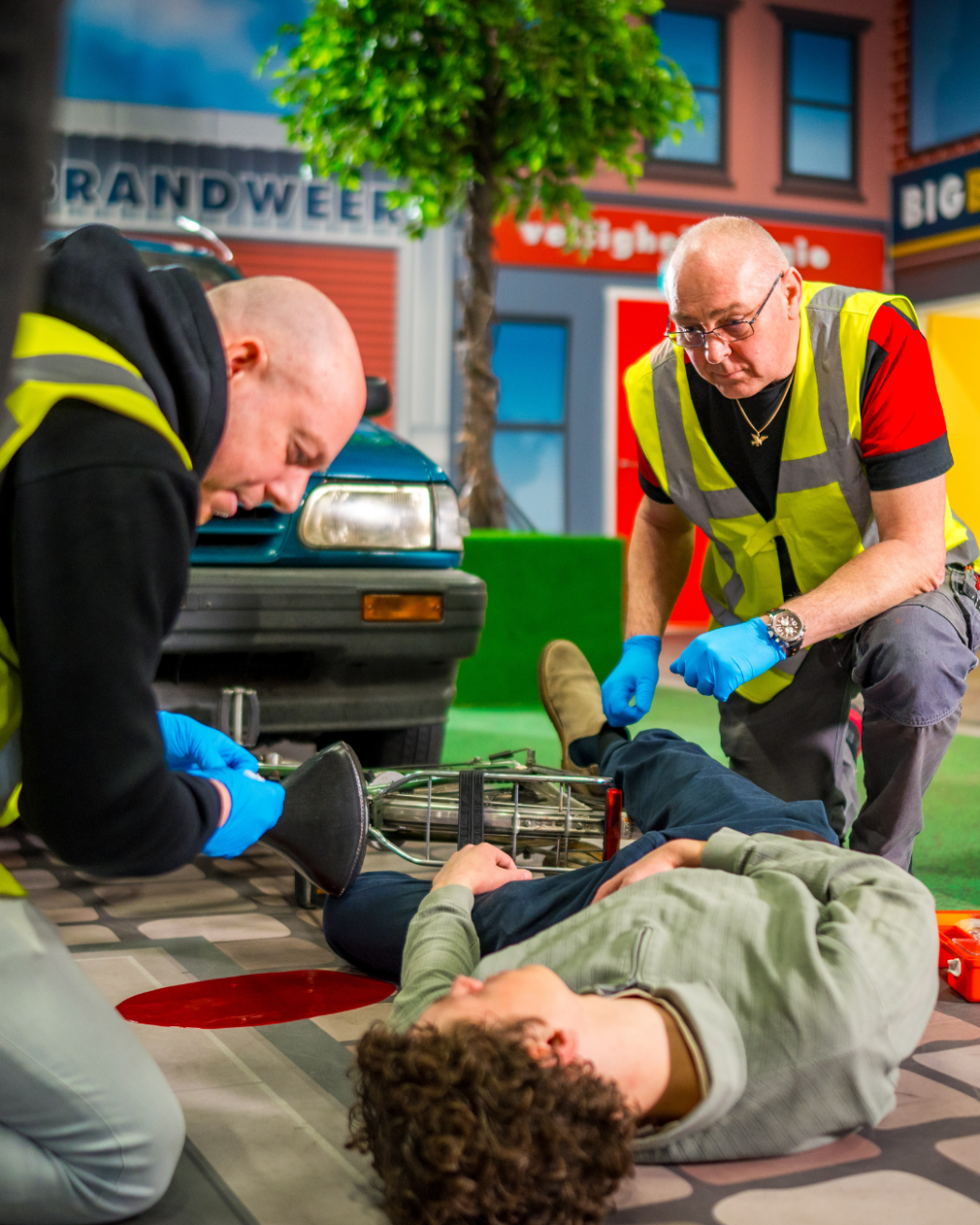 BHV'ers oefenen samen hoe zij moeten handelen tijdens een incident op de werkvloer.
