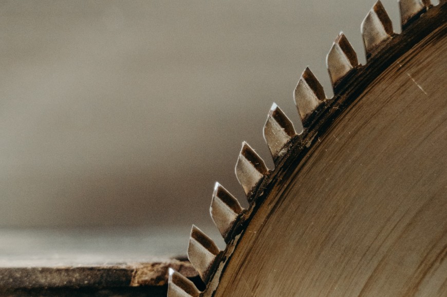 Ongeval met cirkelzaag. Wie is verantwoordelijk voor het ontbreken van de beschermkap?