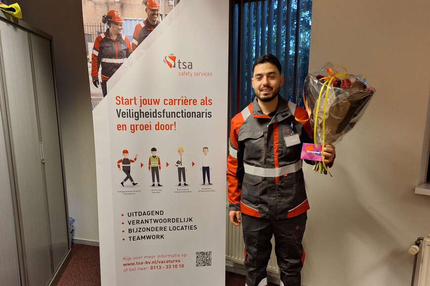 Brandwacht Alperen Tuglu ontdekt brand op het dak van een kantoorpand in Veghel