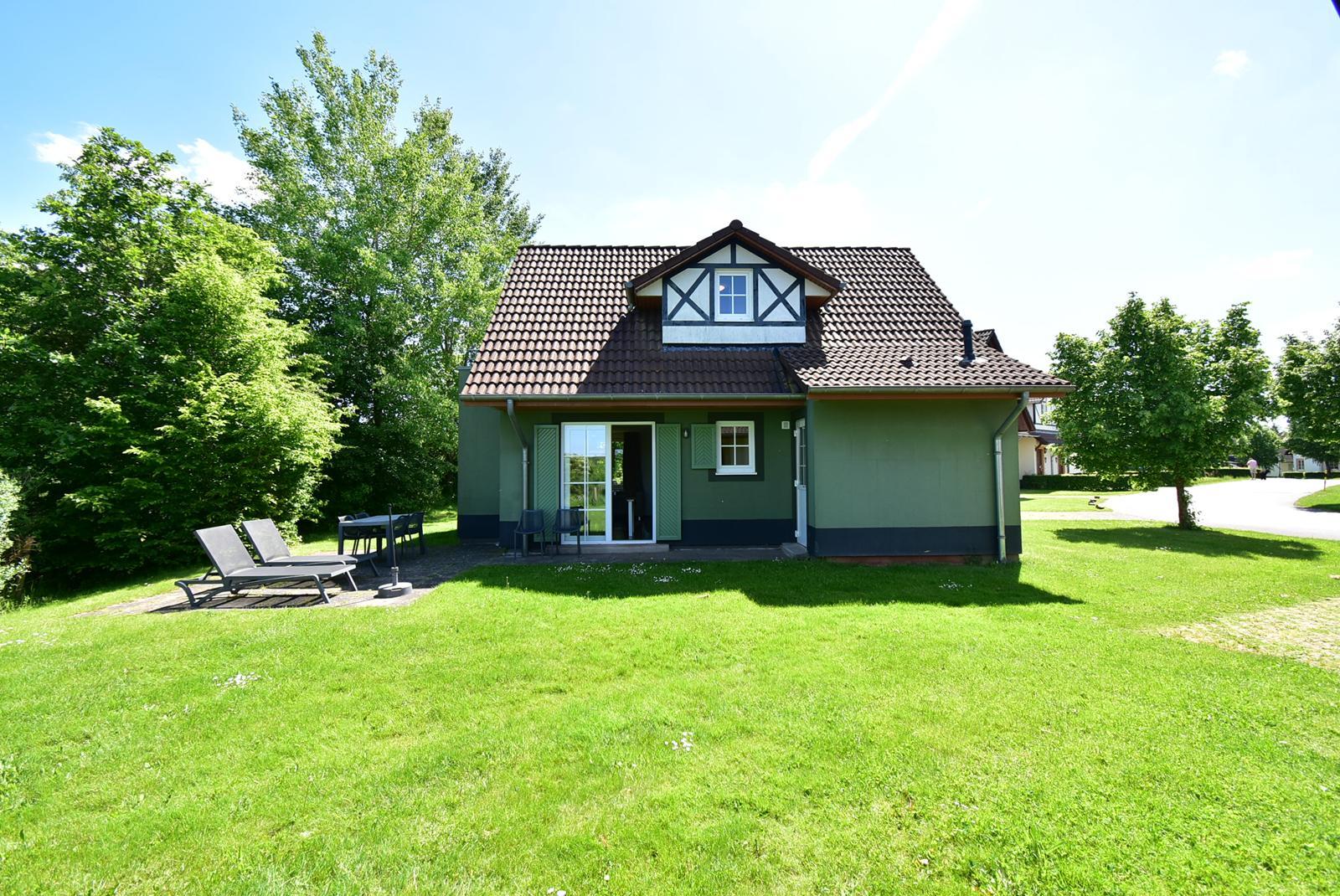 kopen-vrijstaande-vakantiewoning-cochem-buitenkant-golfbaan-recreatieadviseurs-vakantiehuistekoop-nl.jpg.JPG