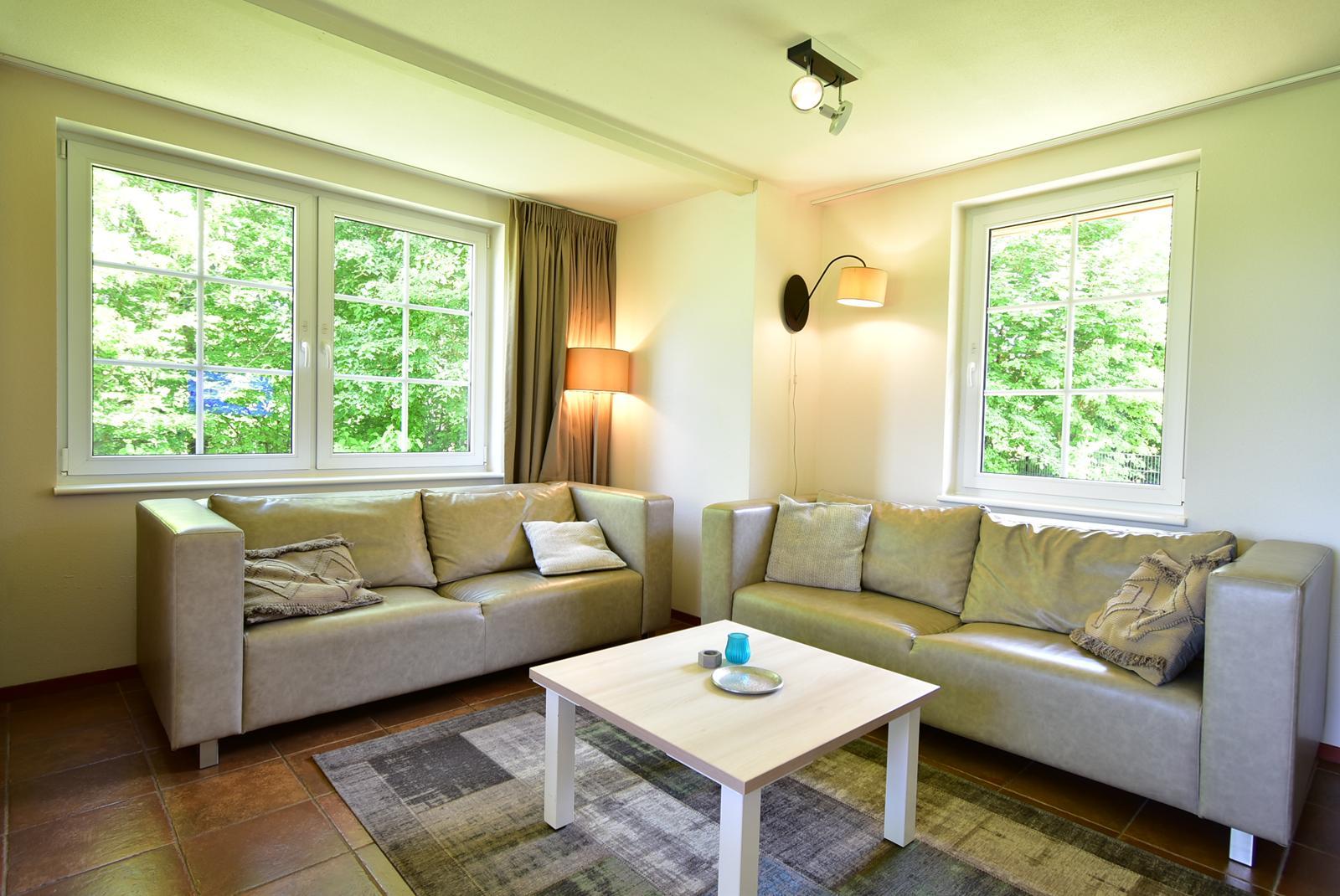 kopen-vrijstaande-vakantiewoning-cochem-woonkamer-sfeervol-en-licht-recreatieadviseurs-vakantiehuistekoop-nl.jpg.JPG