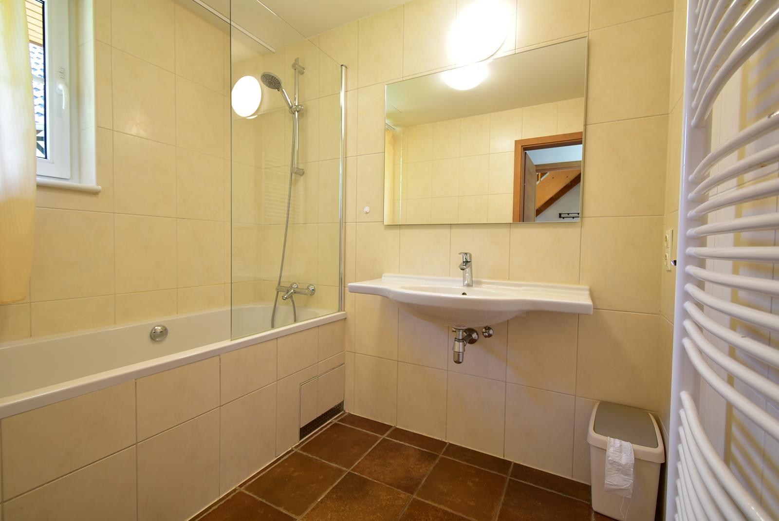 kopen-vrijstaande-vakantiewoning-cochem-badkamer-begane-grond-en-ligbad-recreatieadviseurs-vakantiehuistekoop-nl.jpg.JPG