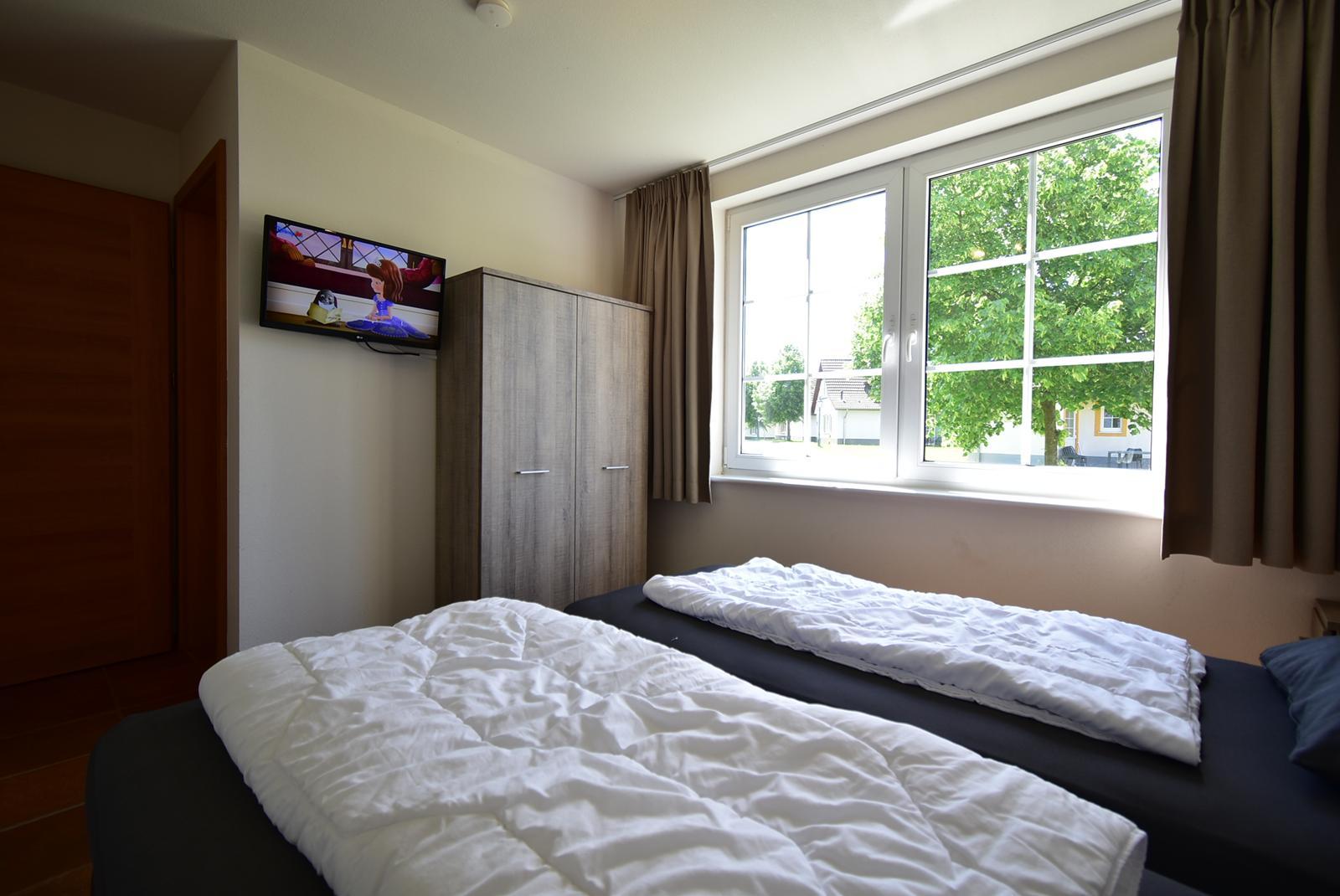 kopen-vrijstaande-vakantiewoning-cochem-hoofdslaapkamer-begane-grond-en-en-suite-recreatieadviseurs-vakantiehuistekoop-nl.jpg2.JPG