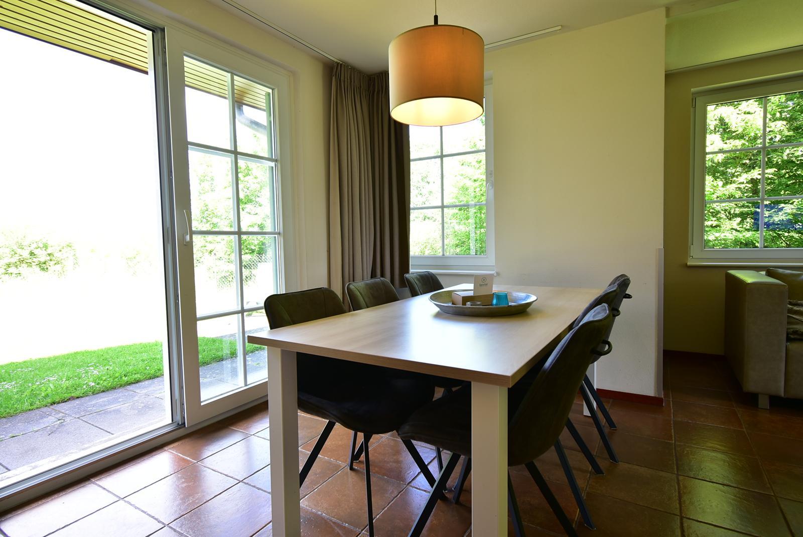 kopen-vrijstaande-vakantiewoning-cochem-eethoek-en-tuinzicht-recreatieadviseurs-vakantiehuistekoop-nl.jpg.JPG