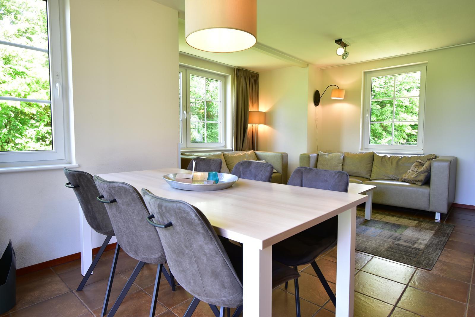 kopen-vrijstaande-vakantiewoning-cochem-eethoek-en-tuinzicht-recreatieadviseurs-vakantiehuistekoop-nl.jpg2.JPG