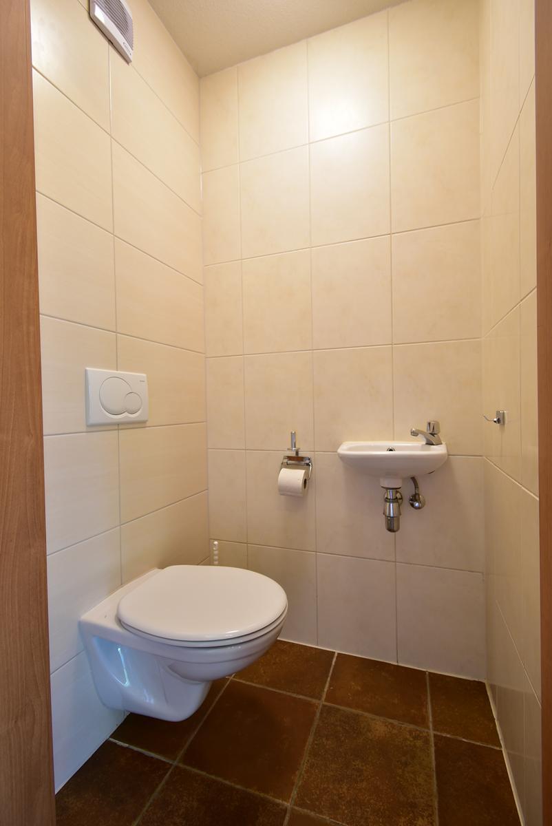 kopen-vrijstaande-vakantiewoning-cochem-gastentoilet-begane-grond-en-fonteintje-recreatieadviseurs-vakantiehuistekoop-nl.jpg.JPG