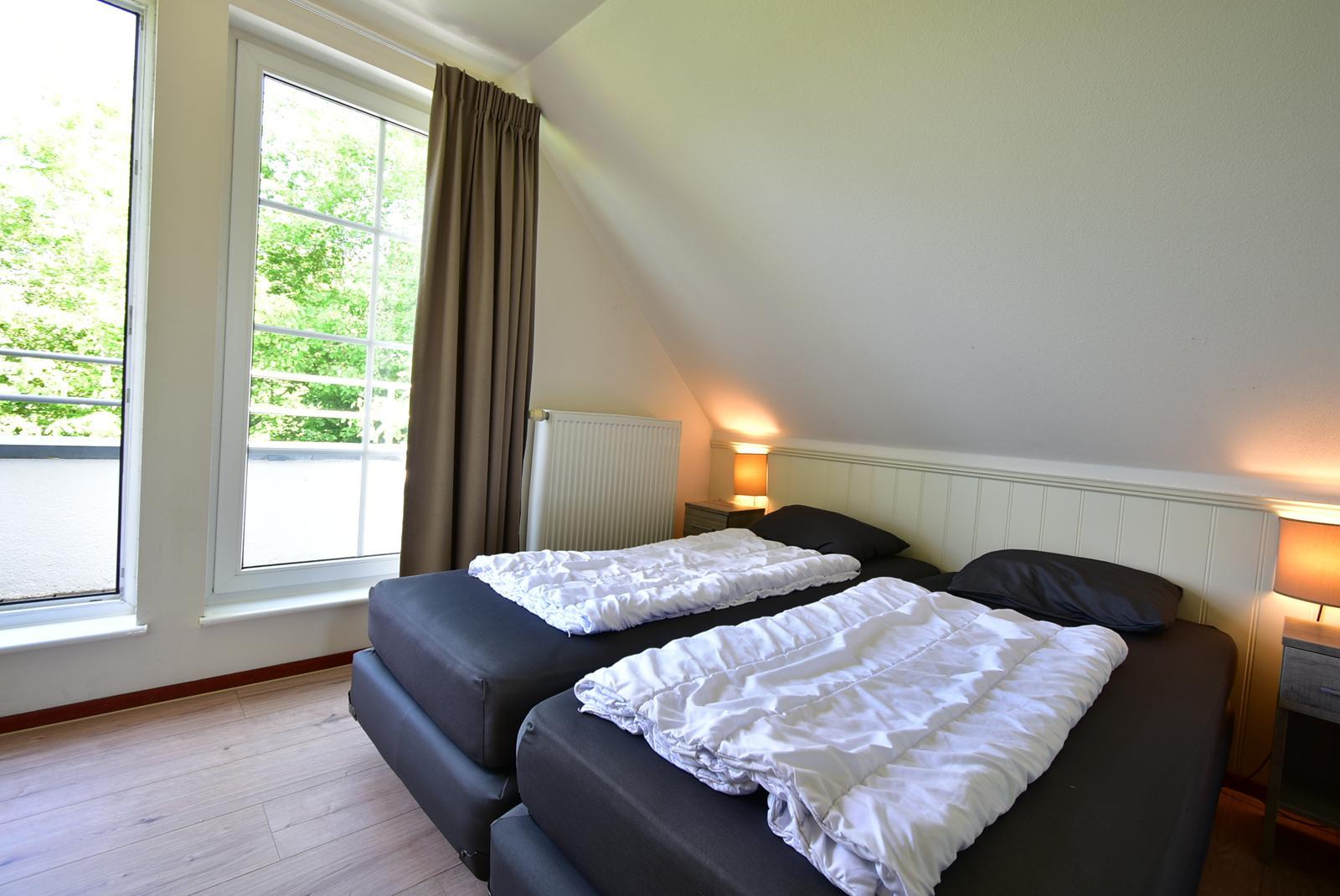 kopen-vrijstaande-vakantiewoning-cochem-tweede-slaapkamer-verdieping-en-sfeer-recreatieadviseurs-vakantiehuistekoop-nl.jpg.JPG