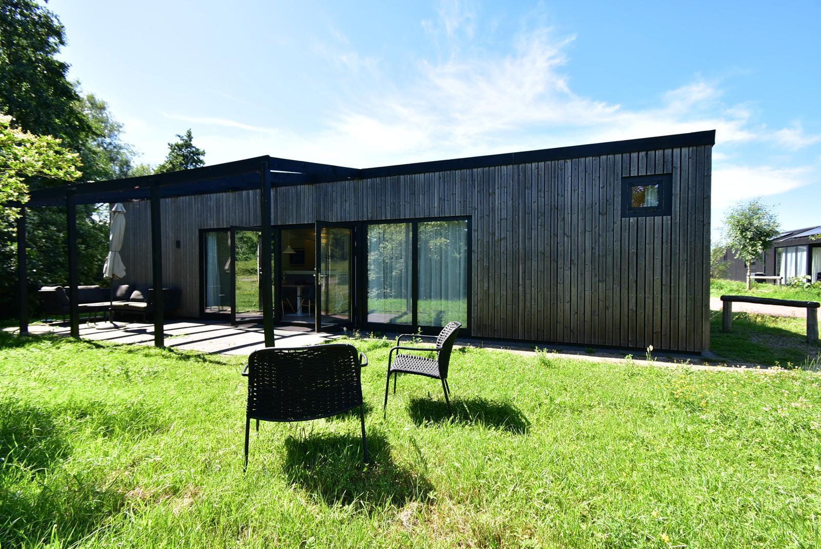 kopen-luxe-chalet-zwartewaal-exterieur-en-zonnig-terras-recreatieadviseurs-vakantiehuistekoop-nl.jpg.JPG