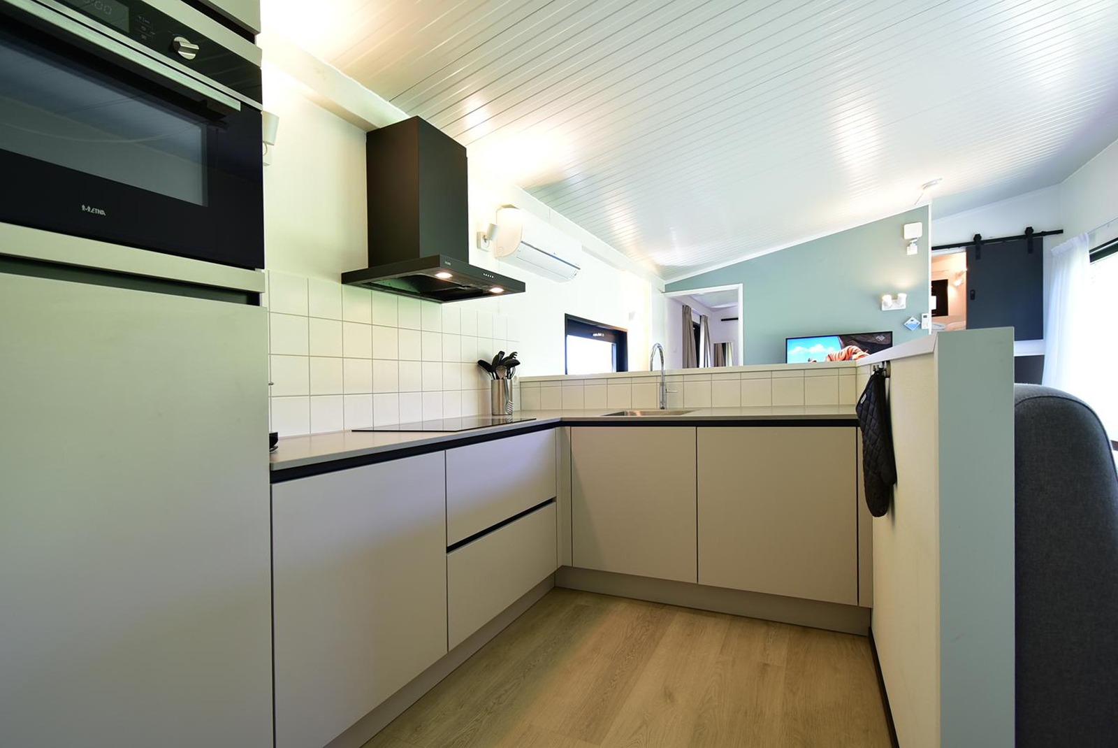 kopen-luxe-chalet-zwartewaal-moderne-hoekkeuken-en-inbouwapparatuur-recreatieadviseurs-vakantiehuistekoop-nl.jpg.JPG