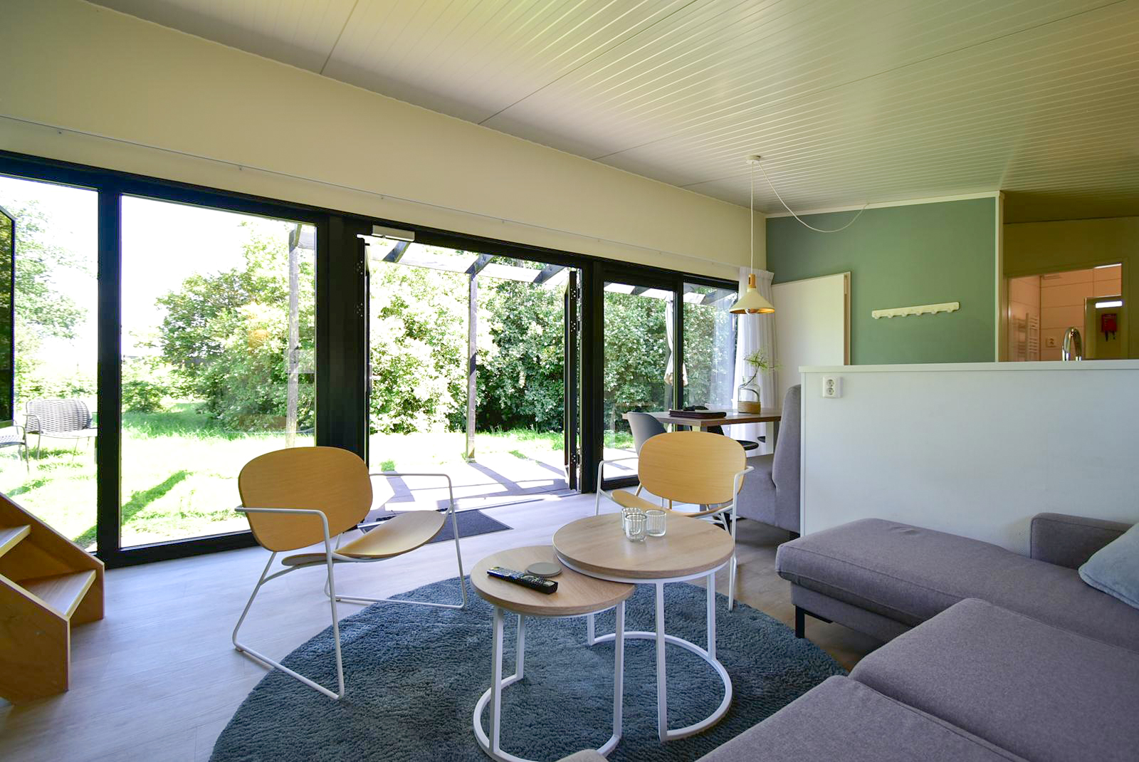 kopen-luxe-chalet-zwartewaal-lichte-woonkamer-en-glazen-schuifpui-recreatieadviseurs-vakantiehuistekoop-nl.jpg.JPG