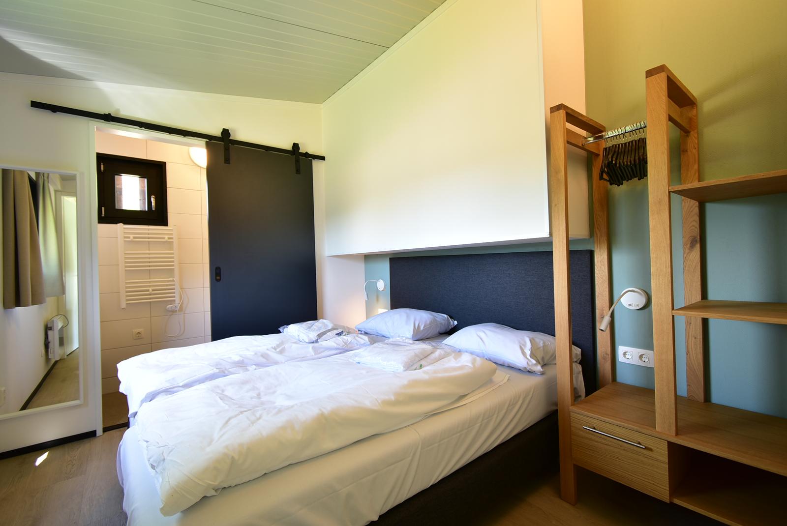 kopen-luxe-chalet-zwartewaal-comfortabele-hoofdslaapkamer-en-badkamer-en-suite-recreatieadviseurs-vakantiehuistekoop-nl.jpg.JPG