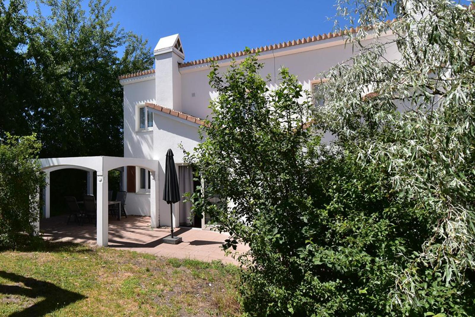 kopen-vakantiewoning-noordwijkerhout-achterzijde-terras-en-pergola-recreatieadviseurs-vakantiehuistekoop-nl.jpg.JPG