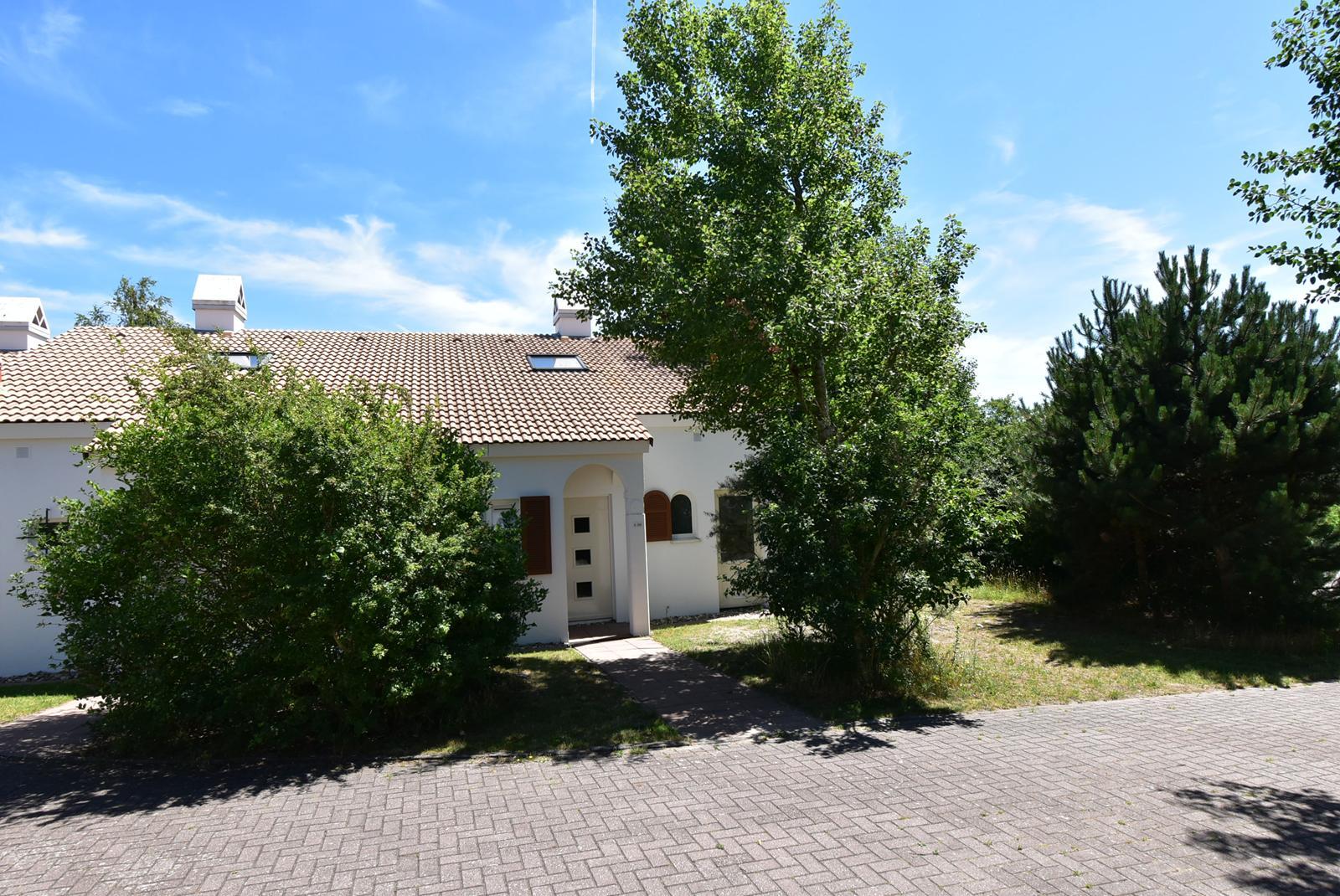 kopen-vakantiewoning-noordwijkerhout-voorzijde-entree-en-mediterrane-uitstraling-recreatieadviseurs-vakantiehuistekoop-nl.jpg.JPG