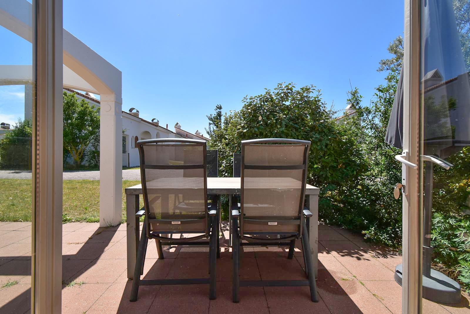 kopen-vakantiewoning-noordwijkerhout-terras-en-tuinset-pergola-recreatieadviseurs-vakantiehuistekoop-nl.jpg.JPG