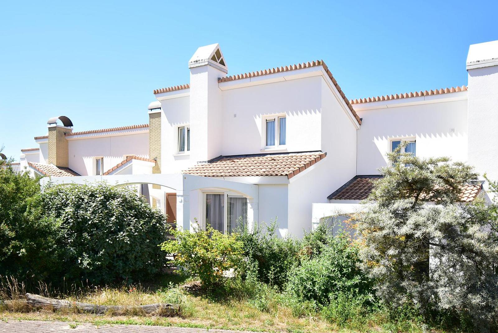 kopen-vakantiewoning-noordwijkerhout-achterzijde-mediterrane-architectuur-en-zonnige-tuin-recreatieadviseurs-vakantiehuistekoop-nl.jpg.JPG