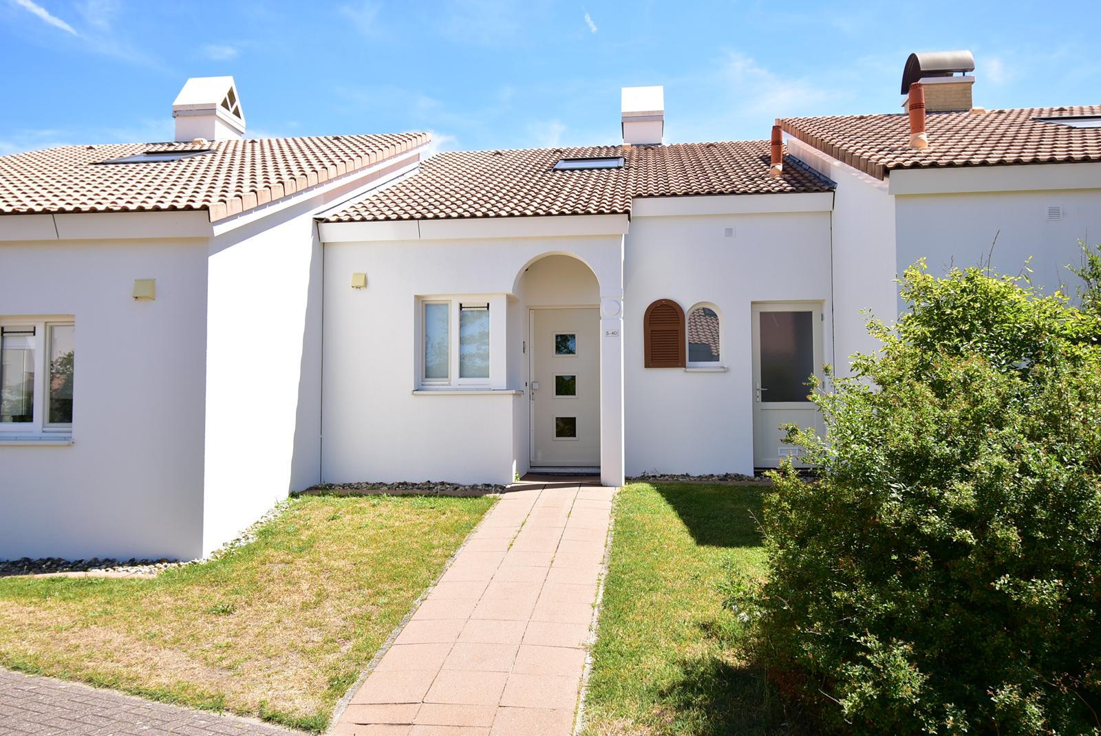 kopen-geschakelde-vakantiewoning-noordwijkerhout-vooraanzicht-en-overdekte-entree-recreatieadviseurs-vakantiehuistekoop-nl.jpg.JPG