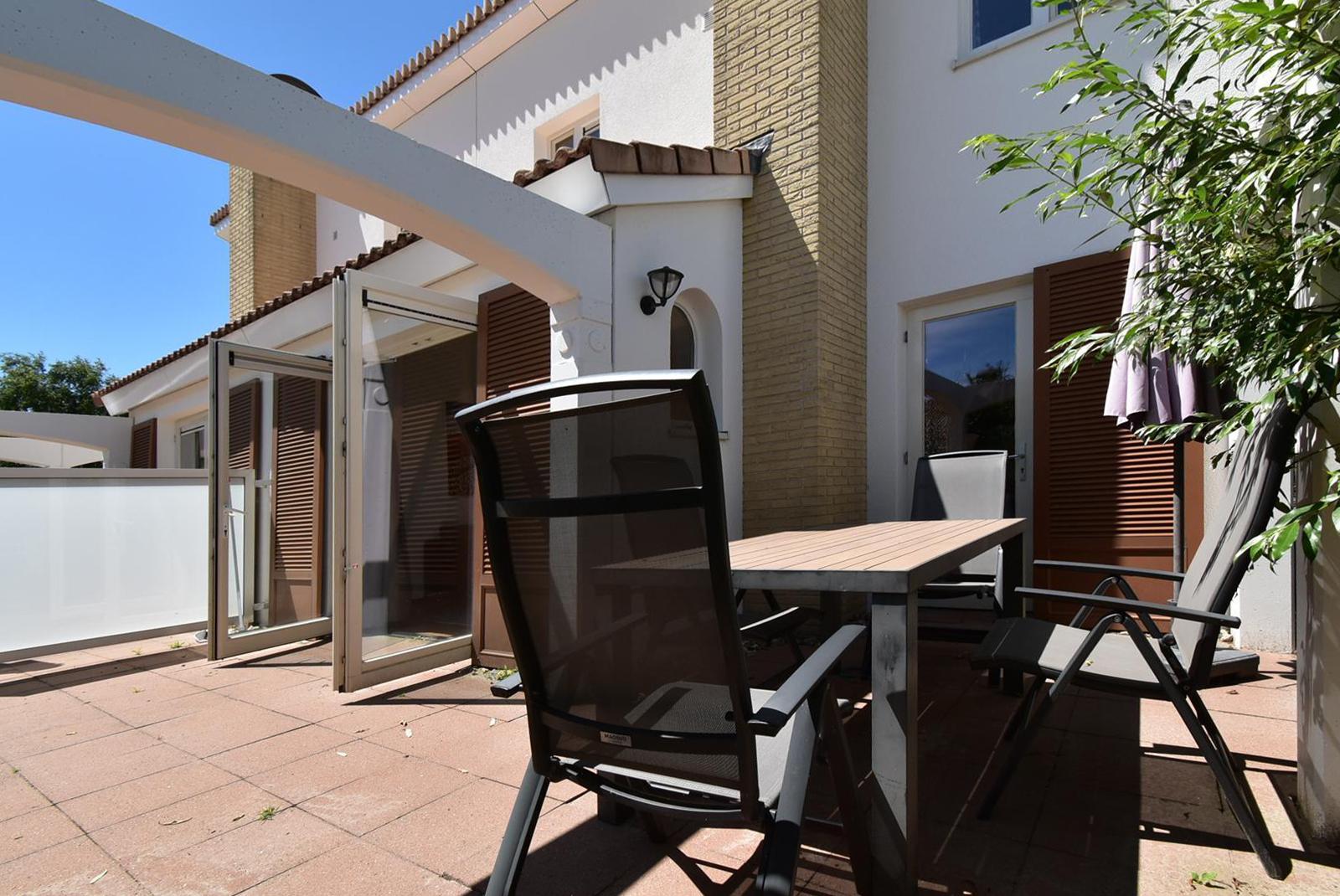 kopen-vakantiewoning-noordwijkerhout-terras-tuinset-en-pergola-recreatieadviseurs-vakantiehuistekoop-nl.jpg.JPG