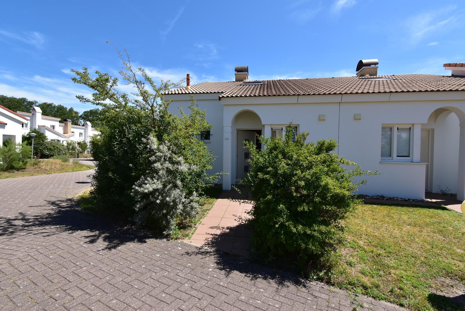 kopen-vakantiewoning-noordwijkerhout-voorzijde-entree-en-groene-struiken-recreatieadviseurs-vakantiehuistekoop-nl.jpg.JPG