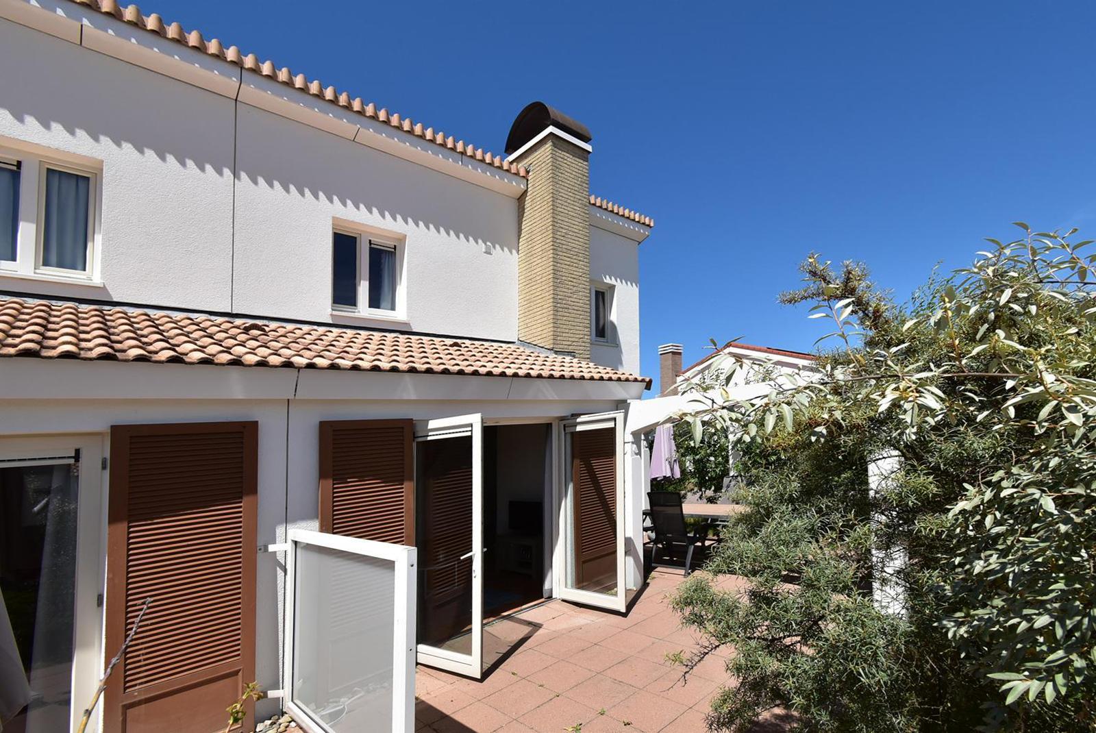 kopen-vakantiewoning-noordwijkerhout-hoofdfoto-achterzijde-en-terras-recreatieadviseurs-vakantiehuistekoop-nl.jpg.JPG