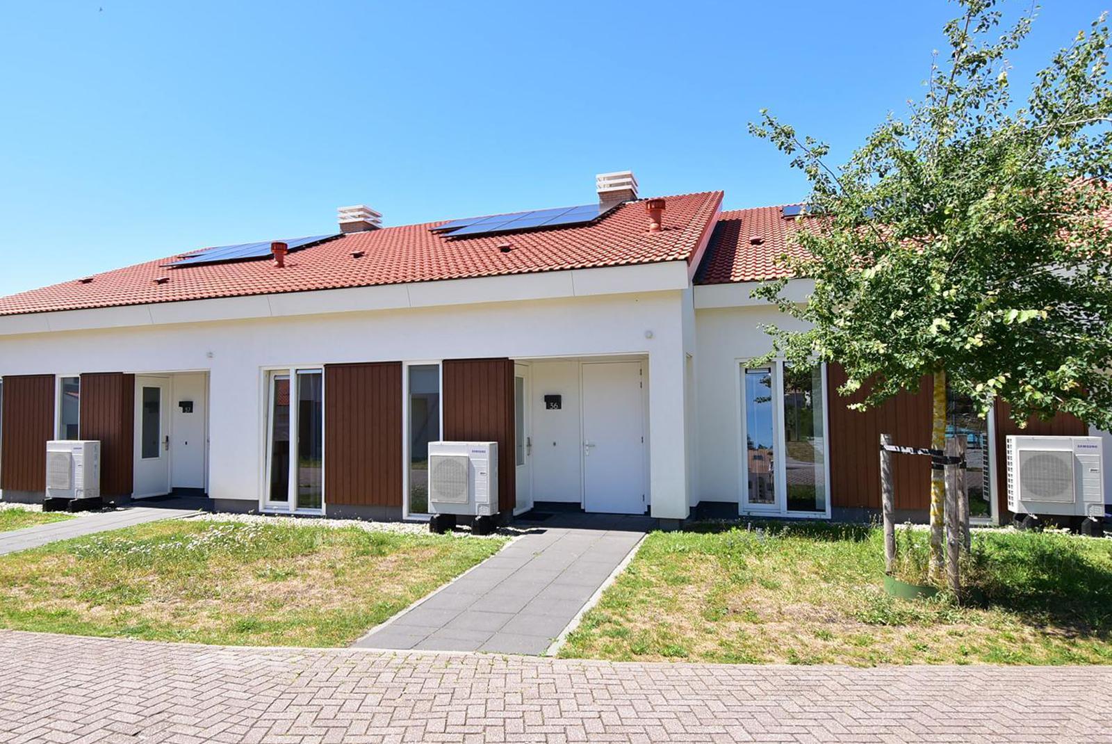 kopen-geschakelde-vakantiewoning-noordwijkerhout-vooraanzicht-en-duurzame-warmtepomp-recreatieadviseurs-vakantiehuistekoop-nl.jpg.JPG