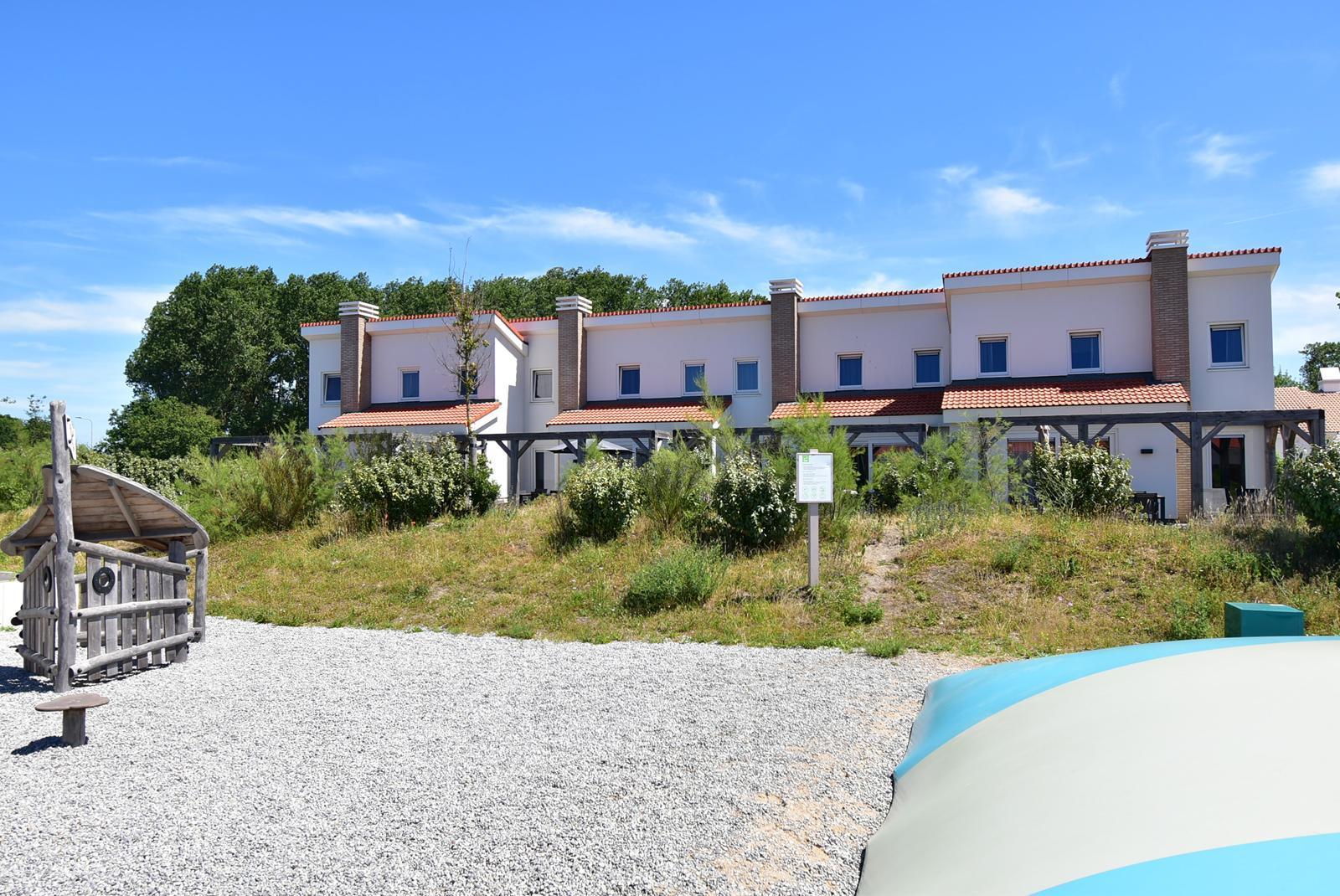 kopen-geschakelde-vakantiewoning-noordwijkerhout-achteraanzicht-en-kindvriendelijke-speelweide-recreatieadviseurs-vakantiehuistekoop-nl.jpg.JPG