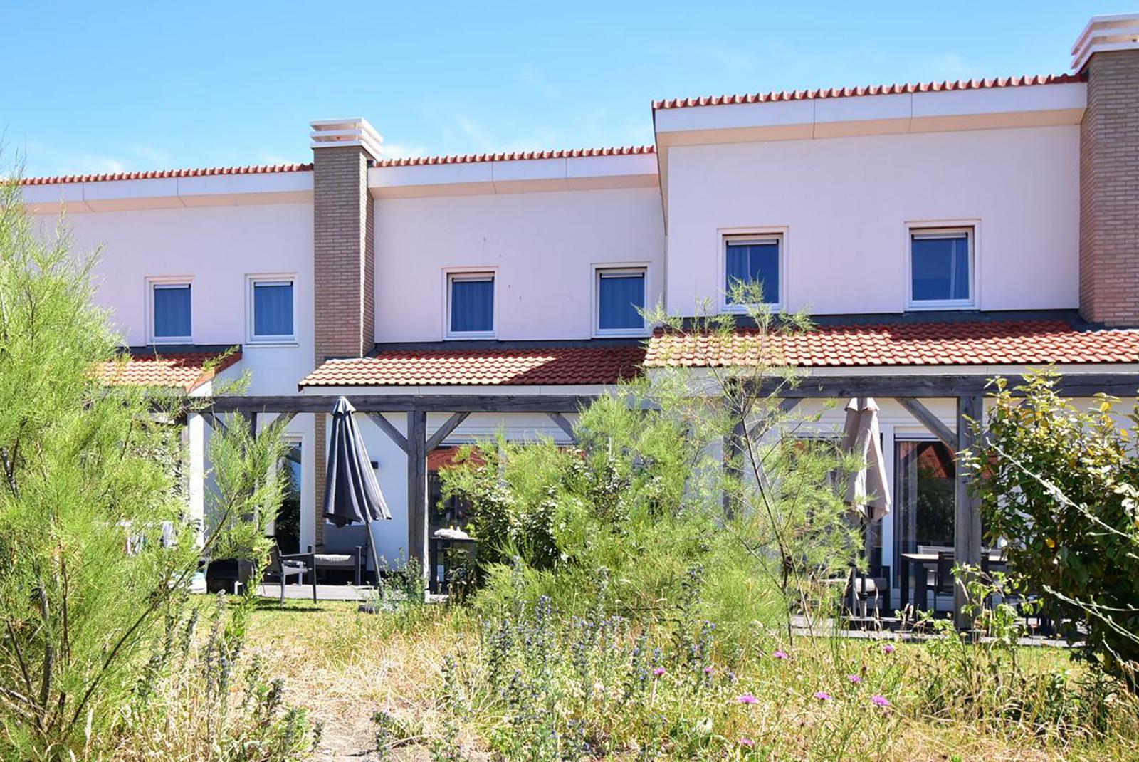 open-geschakelde-vakantiewoning-noordwijkerhout-achteraanzicht-en-pergola-terras-recreatieadviseurs-vakantiehuistekoop-nl.jpg2.JPG