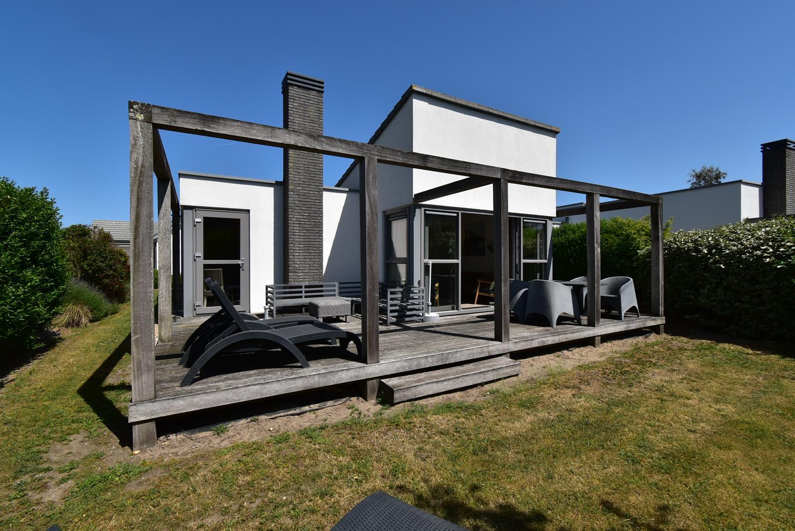 kopen-vrijstaande-vakantiewoning-ouddorp-hoofdfoto-achterzijde-en-pergola-terras-recreatieadviseurs-vakantiehuistekoop-nl.jpg.JPG