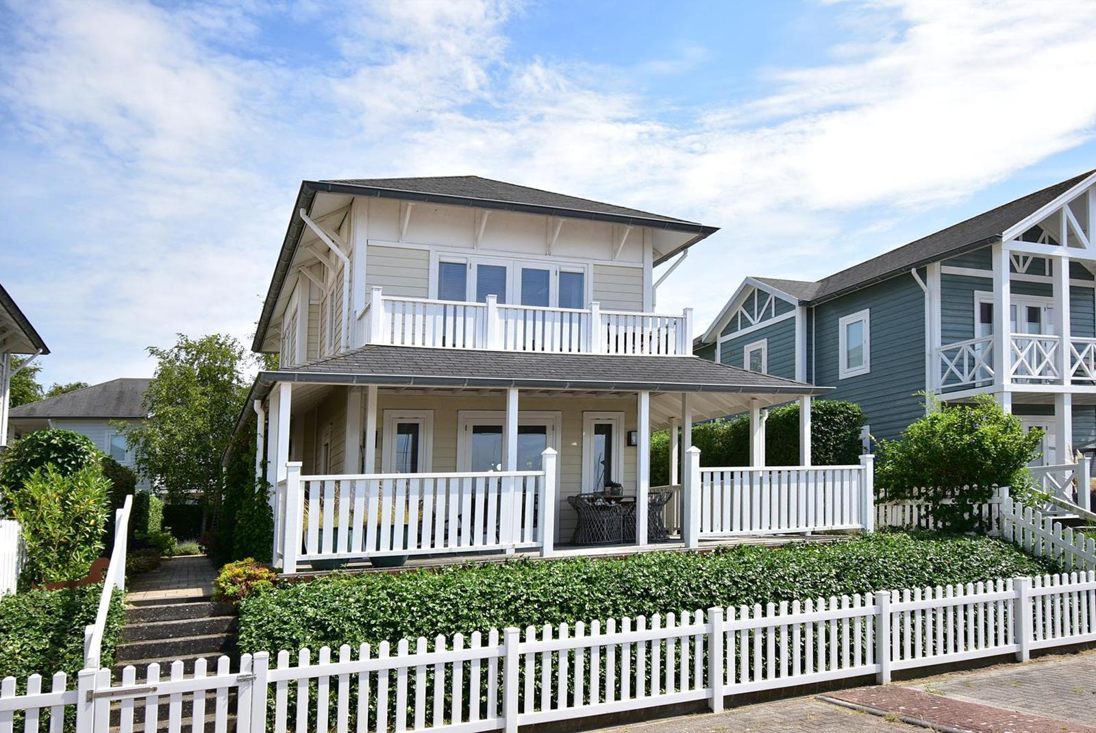 kopen-vrijstaande-vakantiewoning-hellevoetsluis-voorzijde-en-veranda-jachthavenlocatie-recreatieadviseurs-vakantiehuistekoop-nl.jpg.JPG
