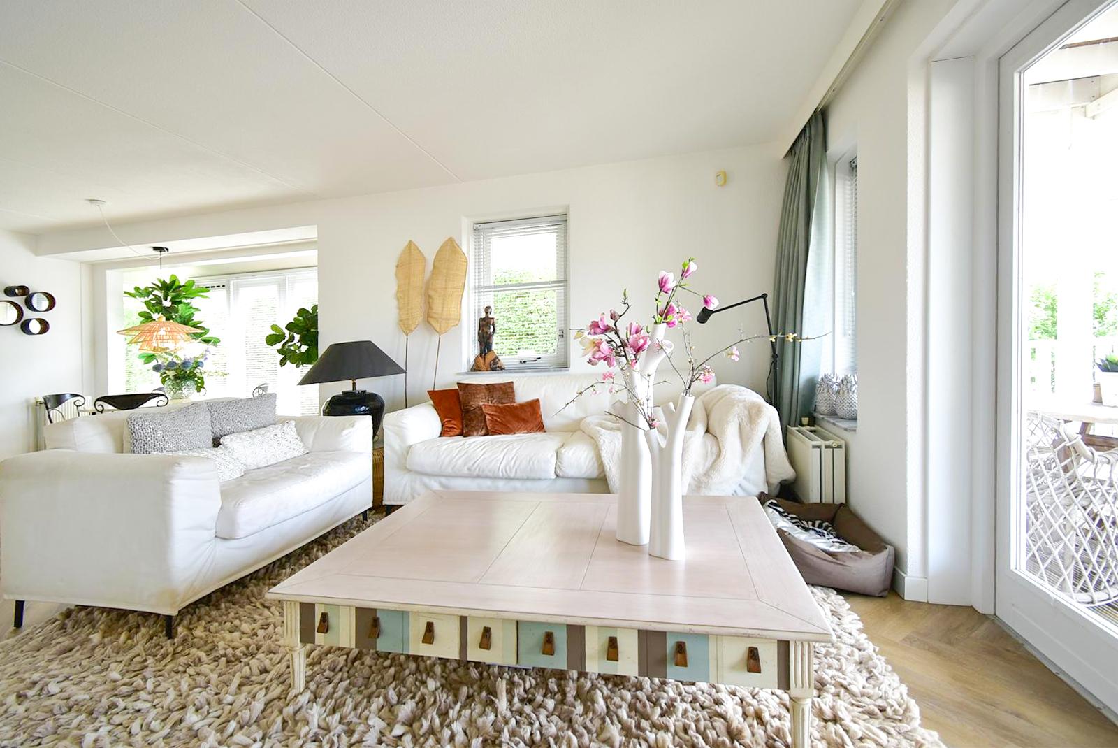 kopen-vrijstaande-vakantiewoning-hellevoetsluis-woonkamer-en-zithoek-jachthavenlocatie-recreatieadviseurs-vakantiehuistekoop-nl.jpg.jpg