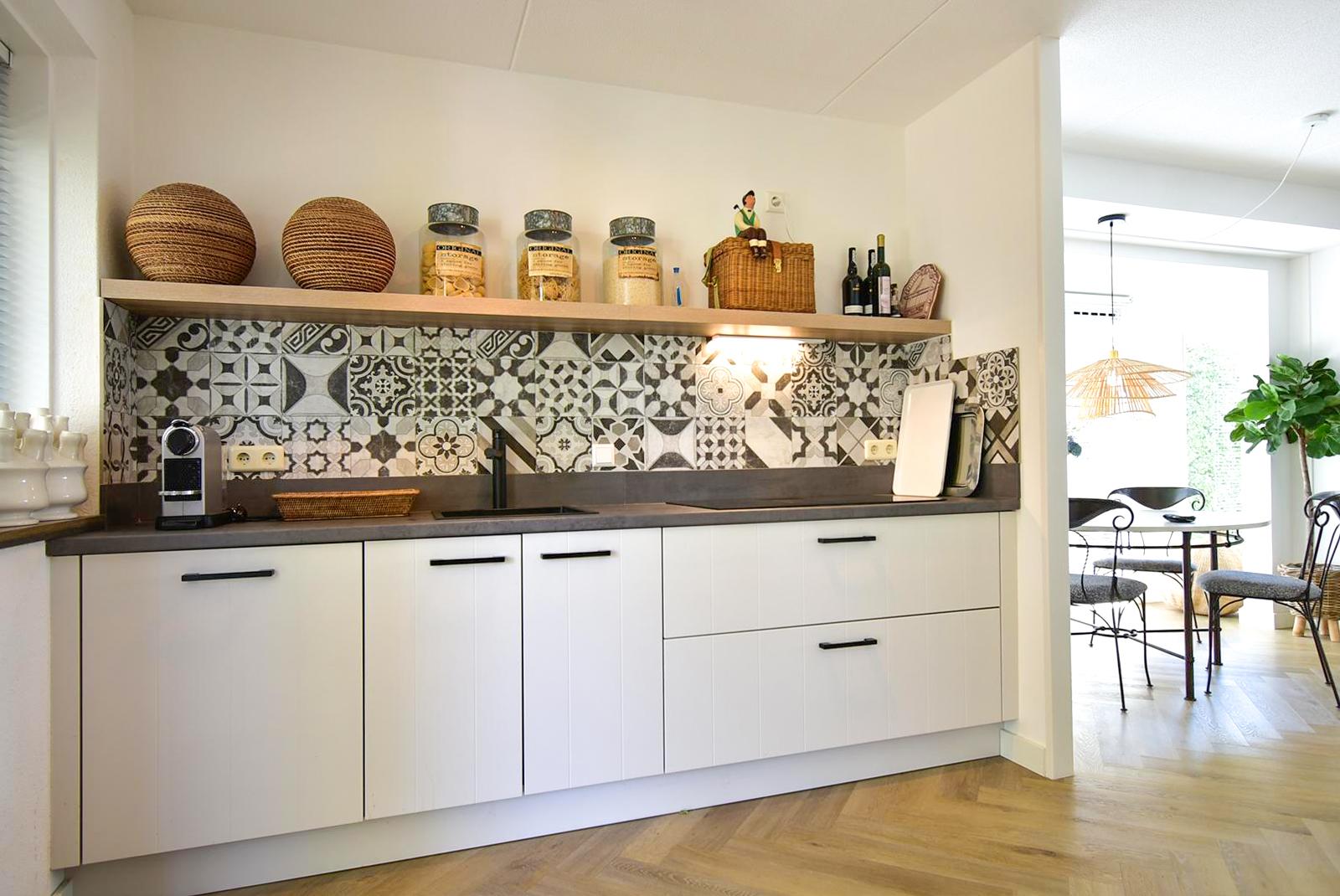 kopen-vrijstaande-vakantiewoning-hellevoetsluis-keuken-en-patroontegels-jachthavenlocatie-recreatieadviseurs-vakantiehuistekoop-nl.jpg.jpg
