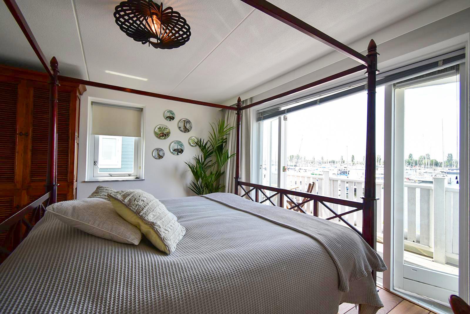 kopen-vrijstaande-vakantiewoning-hellevoetsluis-slaapkamer-hemelbed-en-balkon-jachthaven-recreatieadviseurs-vakantiehuistekoop-nl.jpg.jpg