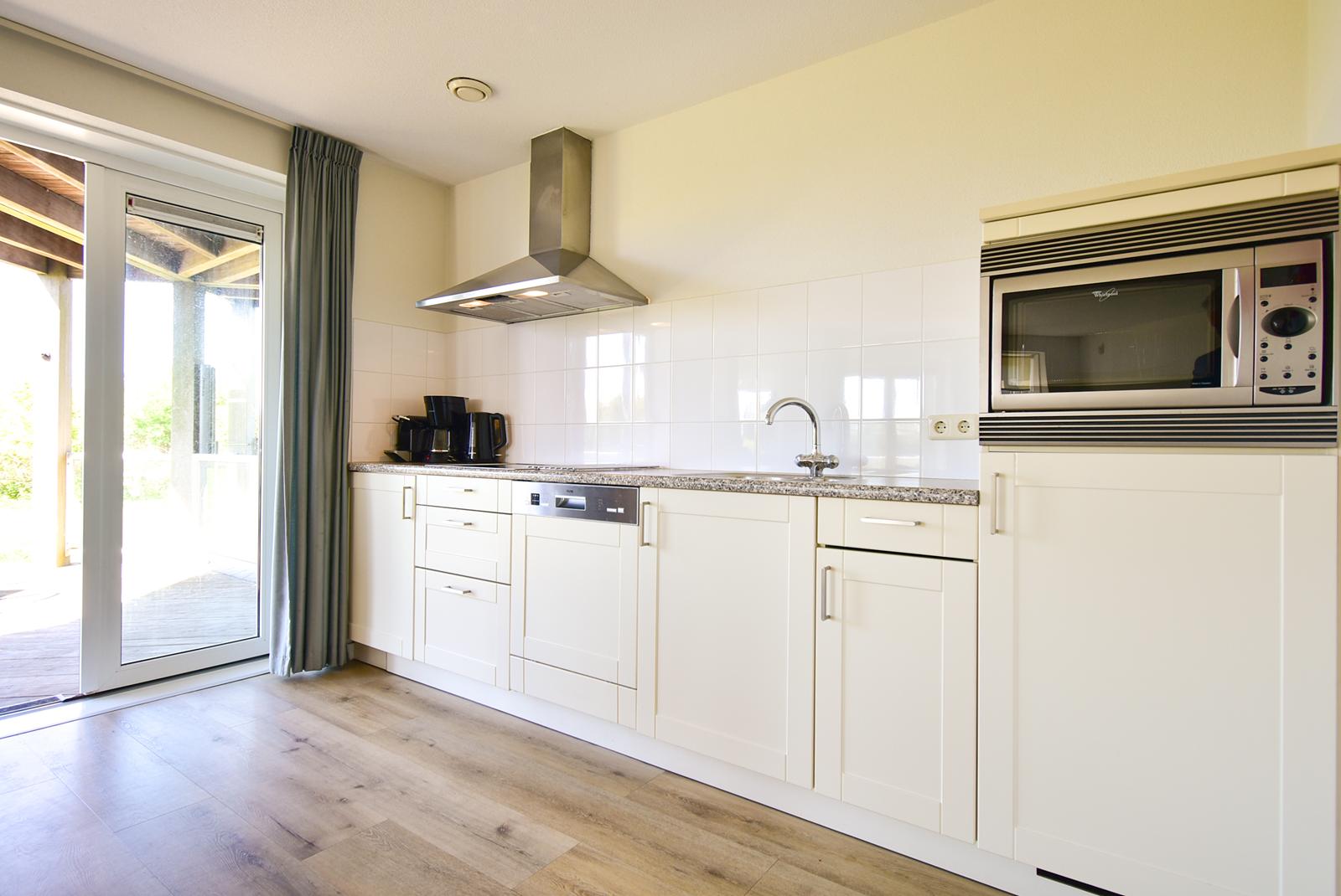 kopen-vakantieappartement-hellevoetsluis-keuken-inbouwapparatuur-recreatieadviseurs-vakantiehuistekoop-nl.jpg.JPG