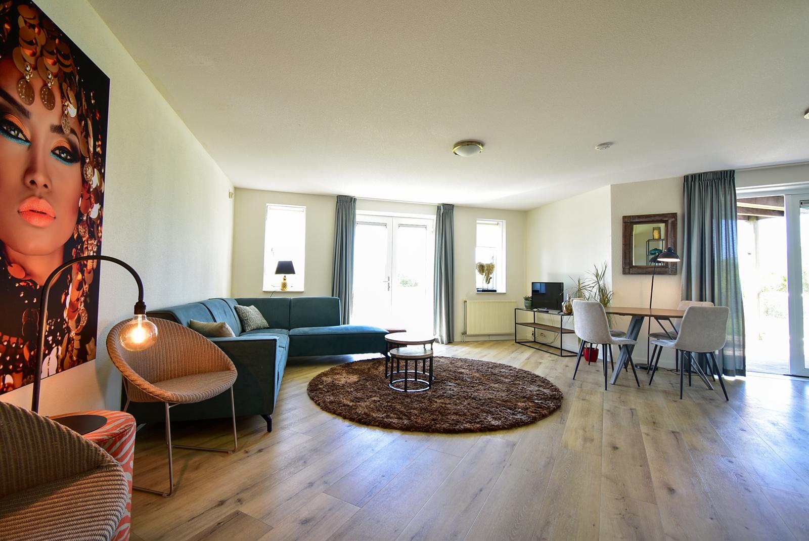 kopen-vakantieappartement-hellevoetsluis-woonkamer-zithoek-recreatieadviseurs-vakantiehuistekoop-nl.jpg.JPG