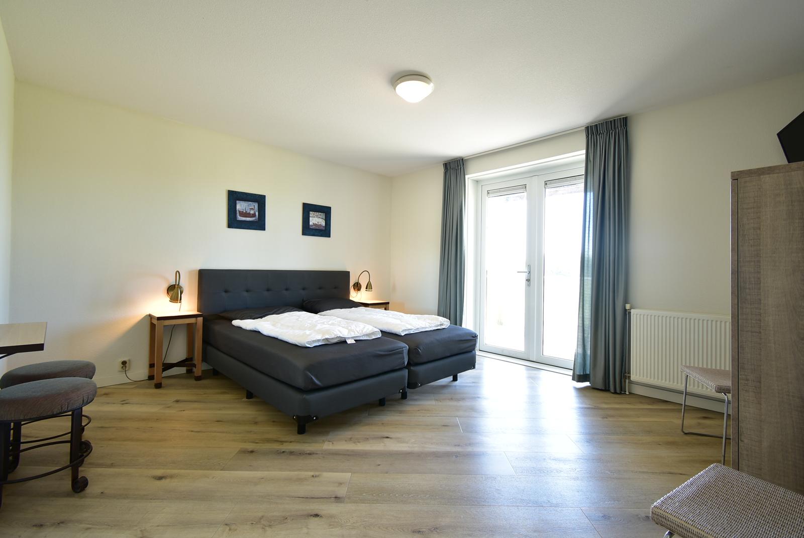 kopen-vakantieappartement-hellevoetsluis-slaapkamer-openslaande-deuren-recreatieadviseurs-vakantiehuistekoop-nl.jpg.JPG