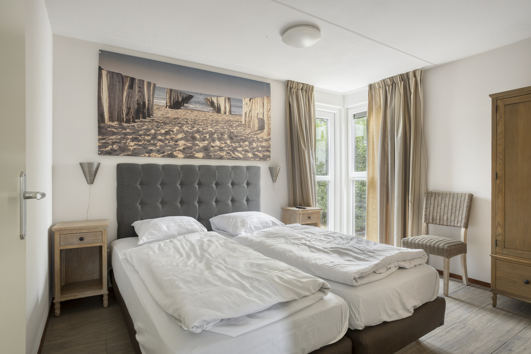 kopen-vrijstaande-vakantiewoning-ouddorp-slaapkamer-en-suite-en-badkamer-recreatieadviseurs-vakantiehuistekoop-nl.jpg.jpg