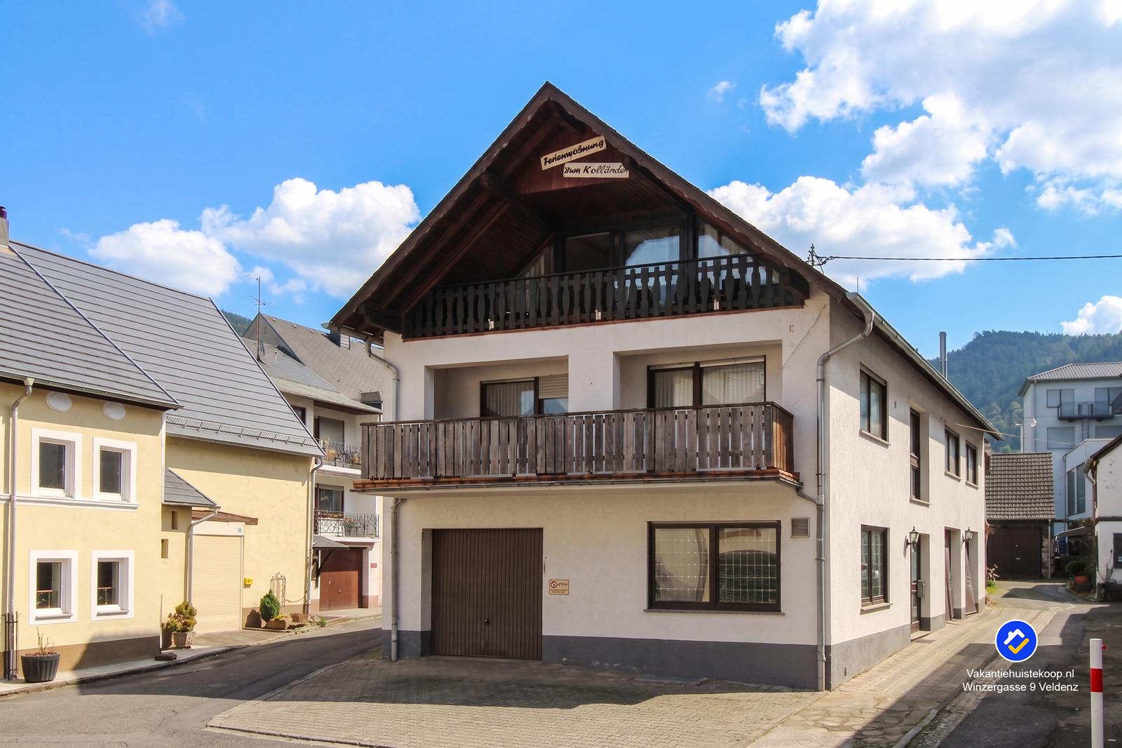 kopen-vrijstaand-huis-veldenz-exterieur-voorgevel-balkons-garage-recreatieadviseurs-vakantiehuistekoop-nl.webp.jpg
