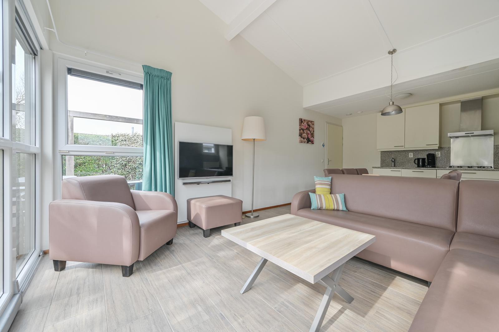 kopen-vakantievilla-ouddorp-woonkamer-zithoek-open-keuken-recreatieadviseurs-vakantiehuistekoop-nl.jpg.jpg