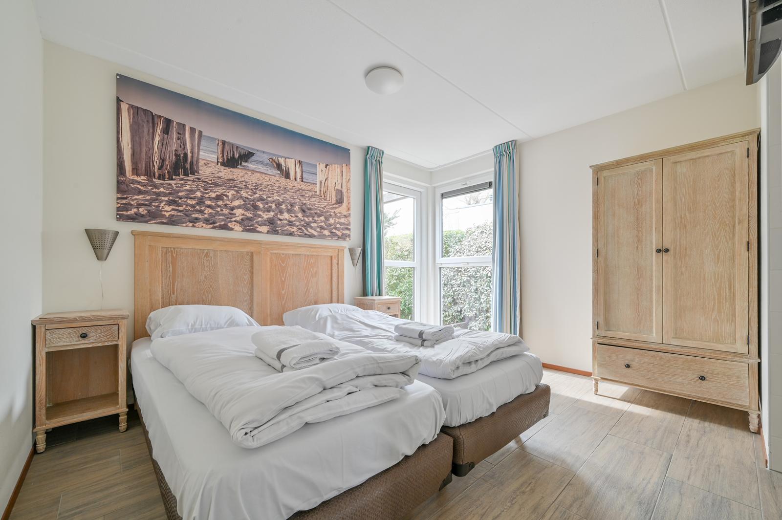 kopen-vakantievilla-ouddorp-slaapkamer-1-en-suite-badkamer-recreatieadviseurs-vakantiehuistekoop-nl.jpg.jpg