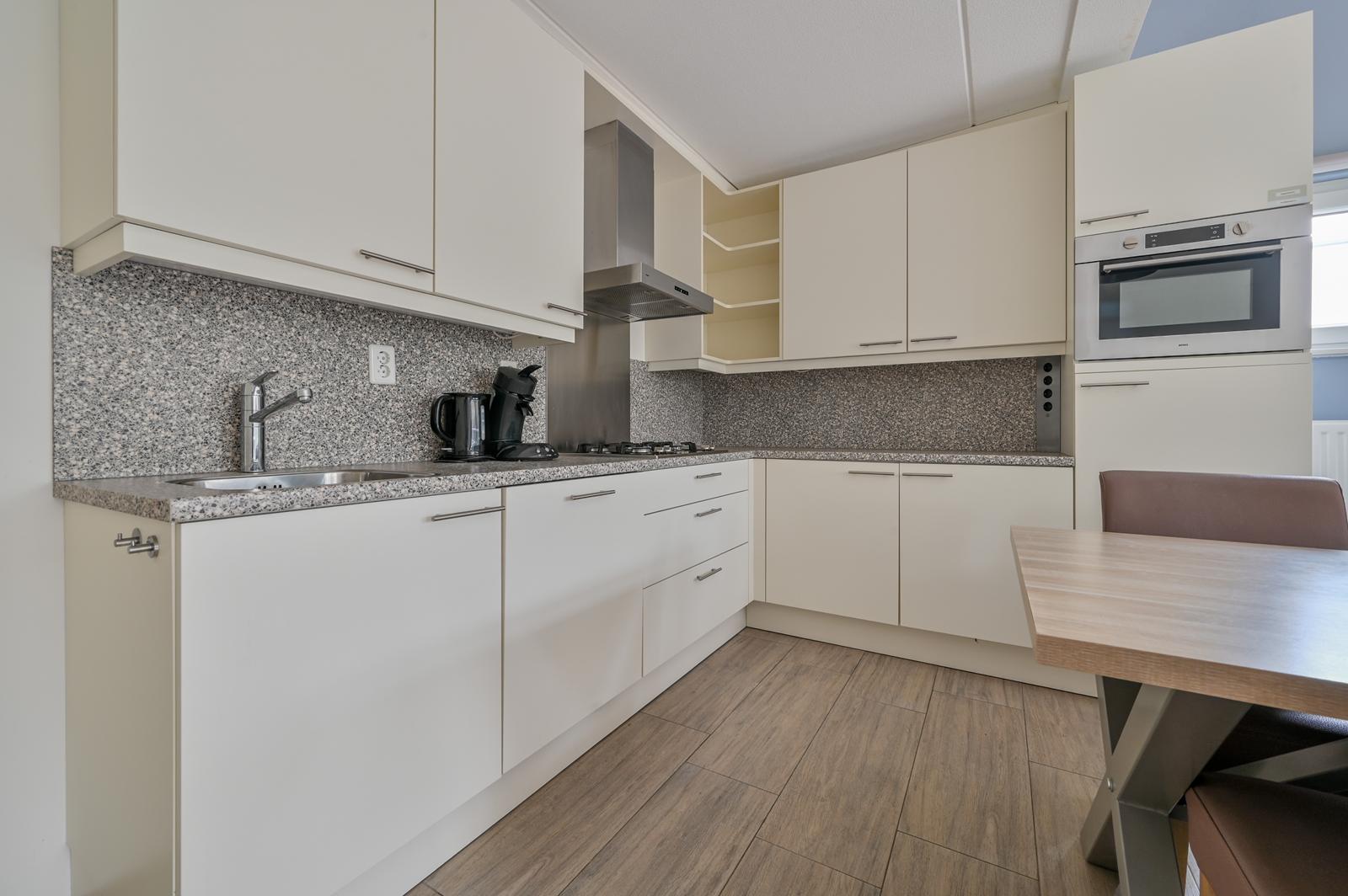 kopen-vakantievilla-ouddorp-open-keuken-hoekopstelling-inbouwapparatuur-recreatieadviseurs-vakantiehuistekoop-nl.jpg.jpg